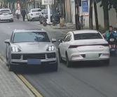 为避让越线车保时捷卡宴压马路牙子致爆胎 对方也需担责 ！