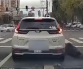 老人追上等红灯车辆碰下后备箱倒地 后车完整记录碰瓷全程：结果竟没追究责任 !