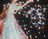 “仙女散花”引热议 网友担心环境污染 景区回应:是糯米纸！