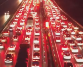 返程高峰来临：实拍多路段车辆拥堵缓行 尾灯连成一条红线！