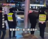 小伙舔灯杆冻住舌头 被倒热水解救：医生支招！