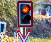 七旬夫妇开老头乐闯红灯被撞 索赔70多万！法院判车主赔了 ！