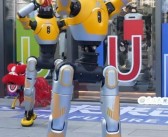 全国首家人形机器人7S店在武汉落地 机器人敲鼓跳舞庆开业 !