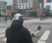 男子戴“炊壶头盔”骑摩托车被查 交警：不符标准 不能上路佩戴！