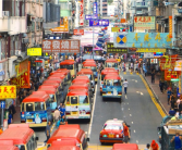 香港警方曝光新型碰瓷套路：先举报前车违规变道 再以急刹撞伤脖子索赔 !