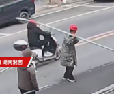 摩托车骑手撞上钢管 导致粉碎性骨折：仍在ICU！