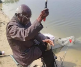 74岁大爷钓鱼钓成“老抽色” 每日垂钓6小时以上！