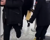 地铁安检员对着空气安检?将整改！