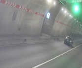 轿车在高速隧道里掉头 交警怒批：命重要还是你的方便重要 !