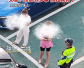 两女子人肉占车位不让别车停 “他非要停在这不走”交警：没那么多事 你让就行了！