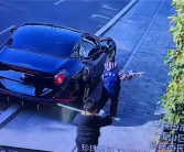 法拉利停路边被熊孩子恶意刮花 车主：家长赔偿16000元!