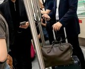网友机场摆渡车偶遇余承东、何刚：自己拿行李箱 专注看手机！