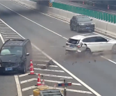 宝马女司机高速错过路口 急刹变道致追尾！两车都被判责 ！