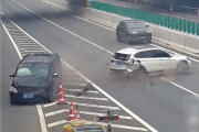宝马女司机高速错过路口 急刹变道致追尾！两车都被判责 ！