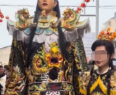 网红cos赵世子走在游神队伍前引争议 网友：不尊重当地的文化习俗！