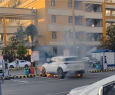 哪吒U停车场充电起火自燃 底盘电池往外狂喷火 ！