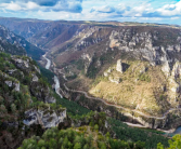 法国77岁老人不慎坠落近40米深谷被困：靠红酒撑过3天 !