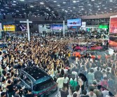 余承东交车现场批评员工做事不认真：头枕装反、地毯颜色选错！