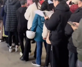 南宁蔓越莓免费发放：排队出现人从众！