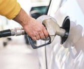 92号重返6元时代！今晚油价下调：加满一箱油能少花10.5元！