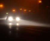 男子记恨会车不关远光灯 边开车边用弹弓打烂五辆车玻璃 !