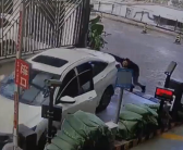 女司机疑下车未摘挡致溜车撞烂保时捷车头：自己也差点卷入车底！