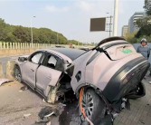 女子开蔚来EC6发生严重事故车体都断成两节：本人安然无恙 ！