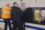 上海一女子阻挡高铁关门?假 突发身体不适被车门夹住！