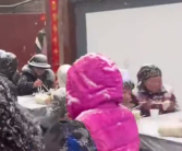 婚礼现场突下大雪宾客冒雪吃席 场面既浪漫又好笑！