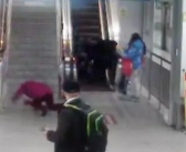 地铁小姐姐连摔两跤滑跪按急停按钮 当事人回应：动作都是出于本能！