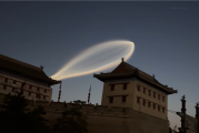 西安上空不明飞行物有长拖尾 专业人士揭秘：实为火箭云！