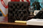 iPhone要重振美国制造辉煌！苹果CEO库克表忠心 给特朗普献上24K金大礼！