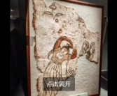 跨越千年的浪漫！千年前的壁画上女孩比了个心 