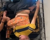 印度男子熟睡中翻身 直接从10楼坠落 所幸双腿被卡在8楼 倒悬获救 ！