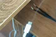 呲呲冒白烟 速查这种充电线 赶紧拔掉！