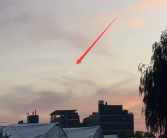 多位网友拍到杭州上空掉落陨石 专家：系火流星划过上空！