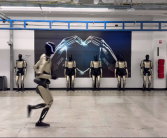 马斯克晒擎天柱跑步 出镜视频仅4秒 团队：刷新个人纪录 ！