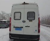 湖北暴雪 女生开放房车厕所给堵在高速的人 网友点赞太暖心！