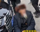八旬老人拄拐坐地拦婚车要钱 喊话：报警也不怕！
