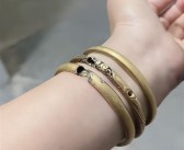 女子误触电动车充电口受伤：3根金镯被电碎2根！