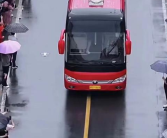 毛坦厂中学万人冒雨送考 首辆大巴车牌号选了“91666” 希望考生们顺利！