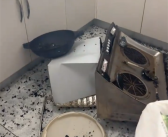 女子加热饮料导致厨房发生爆炸：油烟机被崩掉！