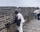 女子在长城刻字 游客拦都拦不住：警方已立案！