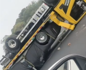 尊界S800拖车遭遇翻车事故 尊界、拖车俩车八轮朝天 !