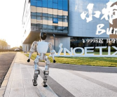 松延动力发布全球首款万元以内高性能机器人Bumi：走路跳舞流畅丝滑！