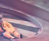 陈奕迅演唱会上疑似被激光笔照射 重重摔倒！