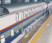 12306回应火车配大床房还是双层：该列车是3人间 实行一人购票三人同行！