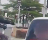 外卖员红绿灯口“卡点”直接将咖啡递给车里 网友：难度不亚于空间站对接！