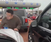 奔驰车男子插队砸车 警方通报：行拘10日！