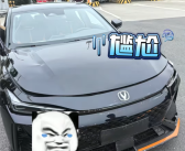 果然冤家姐弟！弟弟陪亲姐提新车 结果上高速被姐姐追尾！